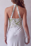 Robe de cérémonie longue grise fourreau à encolure dos-nu en satin floral