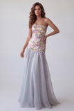 Robe de cérémonie longue grise scintillante sirène sans bretelles à fleurs, avec paillettes et perles