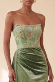 Corset vert à fourreau en velours sans bretelles en velours à flèches longues robe formelle avec serpentin latéral