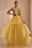 Robe longue formelle jaune roux bretelle, tirée en A, à étages et à étages