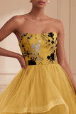 Robe longue formelle jaune roux bretelle, tirée en A, à étages et à étages