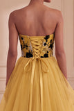 Robe longue formelle jaune roux bretelle, tirée en A, à étages et à étages