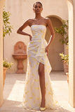Robe formelle longue à fentes à volants en ivoire sirène sans bretelles avec traîne en balayage