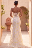Robe formelle longue à fentes à volants en ivoire sirène sans bretelles avec traîne en balayage