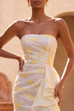 Robe formelle longue à fentes à volants en ivoire sirène sans bretelles avec traîne en balayage