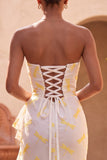 Robe formelle longue à fentes à volants en ivoire sirène sans bretelles avec traîne en balayage