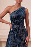 Fourreau bleu marine Longue robe formelle froncée en velours à une épaule avec volants