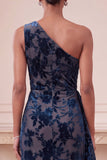 Fourreau bleu marine Longue robe formelle froncée en velours à une épaule avec volants