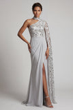 Robe de mère de la mariée à fourreau gris à col haut à col haut et une épaule longue