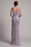 Fourreau lilas décollé sur l’épaule, paillettes latérales, fente sur le côté, robe de la mère de la mariée