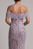 Fourreau lilas décollé sur l’épaule, paillettes latérales, fente sur le côté, robe de la mère de la mariée