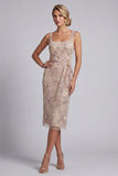 Robe de mère de la mariée à étui champagne à col carré à col carré et froncée