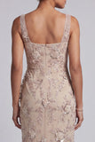 Robe de mère de la mariée à étui champagne à col carré à col carré et froncée