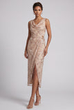 Robe de la mère de la mariée champagne à col fourreau, col à cou plissé, midi frappée sur le côté