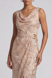 Robe de la mère de la mariée champagne à col fourreau, col à cou plissé, midi frappée sur le côté