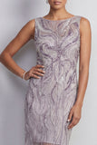 Robe courte de la mère de la mariée à étui lilas à col bateau perlé