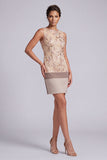 Robe courte de mère de la mariée à fourreau champagne à col rond avec des appliques