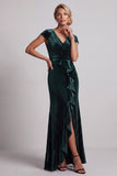 Robe de la mère de la mariée à manches vert foncé à manches perlées asymétrique de la mère de la mariée avec fente à volants
