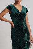 Robe de la mère de la mariée à manches vert foncé à manches perlées asymétrique de la mère de la mariée avec fente à volants