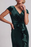Robe de la mère de la mariée à manches vert foncé à manches perlées asymétrique de la mère de la mariée avec fente à volants