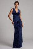 Longue robe de mère de la mariée en velours marine marine en velours marine, sirène à col en V et ceinture drapée