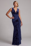 Longue robe de mère de la mariée en velours marine marine en velours marine, sirène à col en V et ceinture drapée
