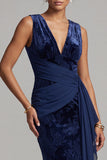 Longue robe de mère de la mariée en velours marine marine en velours marine, sirène à col en V et ceinture drapée