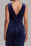 Longue robe de mère de la mariée en velours marine marine en velours marine, sirène à col en V et ceinture drapée