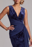 Longue robe de mère de la mariée en velours marine marine en velours marine, sirène à col en V et ceinture drapée