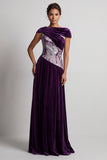 Velous de prune, col batout, paillettes froncées, longue robe de la mère de la mariée en velout, avec perles
