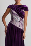 Velous de prune, col batout, paillettes froncées, longue robe de la mère de la mariée en velout, avec perles