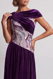 Velous de prune, col batout, paillettes froncées, longue robe de la mère de la mariée en velout, avec perles