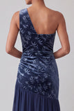 Robe de la mère de la mariée en velours marine en velours marine à une épaule asymétrique en chiffon de sirène