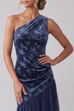 Robe de la mère de la mariée en velours marine en velours marine à une épaule asymétrique en chiffon de sirène
