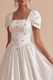 Robe de fiançailles blanches à col carré ligne A avec manches bouffantes