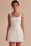 Petite robe courte blanche à col carré à col carré en tulle