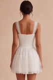 Petite robe courte blanche à col carré à col carré en tulle