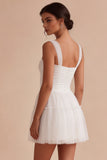 Petite robe courte blanche à col carré à col carré en tulle