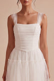 Petite robe courte blanche à col carré à col carré en tulle