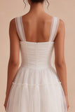 Petite robe courte blanche à col carré à col carré en tulle