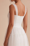 Petite robe courte blanche à col carré à col carré en tulle