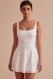 Petite robe blanche mini A-Line à col carré à paillettes scintillantes