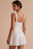 Petite robe blanche mini A-Line à col carré à paillettes scintillantes