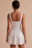 Petite robe blanche mini A-Line à col carré à paillettes scintillantes