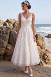 Robe longue de mariée blanche ligne A à col V avec broderie florale