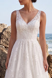Robe longue de mariée blanche ligne A à col V avec broderie florale
