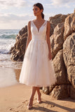 Robe de mariée midi blanche à col V avec appliqués floraux
