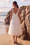Robe de mariée midi blanche à col V avec appliqués floraux