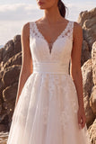 Robe de mariée midi blanche à col V avec appliqués floraux