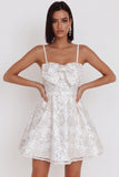 Robe cocktail courte à bretelles fines à paillettes blanches A-Line A-line avec nœud